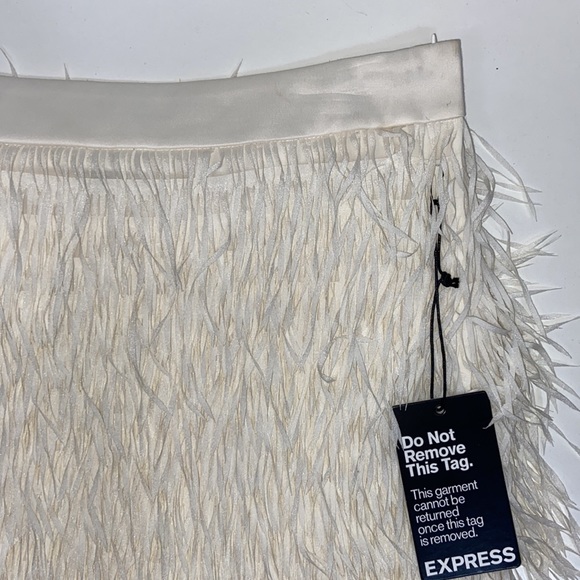 Express l NWT Chiffon Fringe Mini Skirt In Soft Ivory Size 4 - Picture 3 of 10